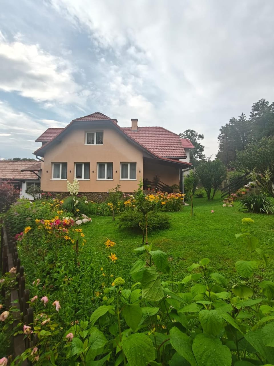 Property building, Spring, Day, Natural landscape, Garden, Garden view