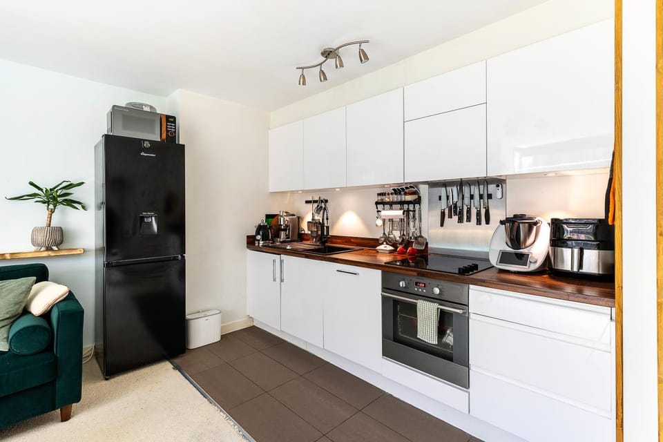 Coffee/tea facilities, Kitchen or kitchenette, dishwasher, oven, stove