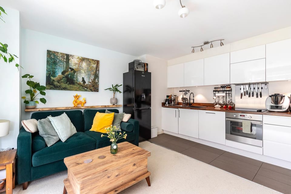 Coffee/tea facilities, Living room, Seating area, Dining area, dishwasher, microwave, oven, stove
