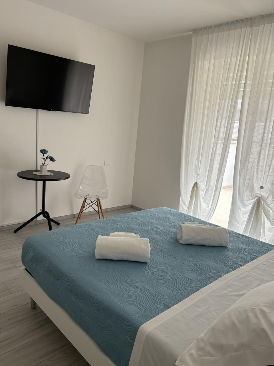 Bed, TV and multimedia, Photo of the whole room, Bedroom, towels
