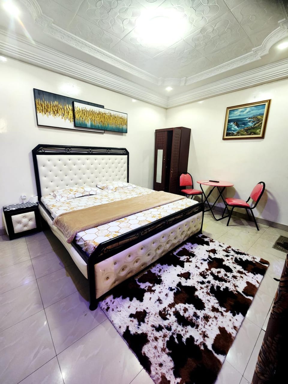 Bed, Photo of the whole room, Seating area, Bedroom