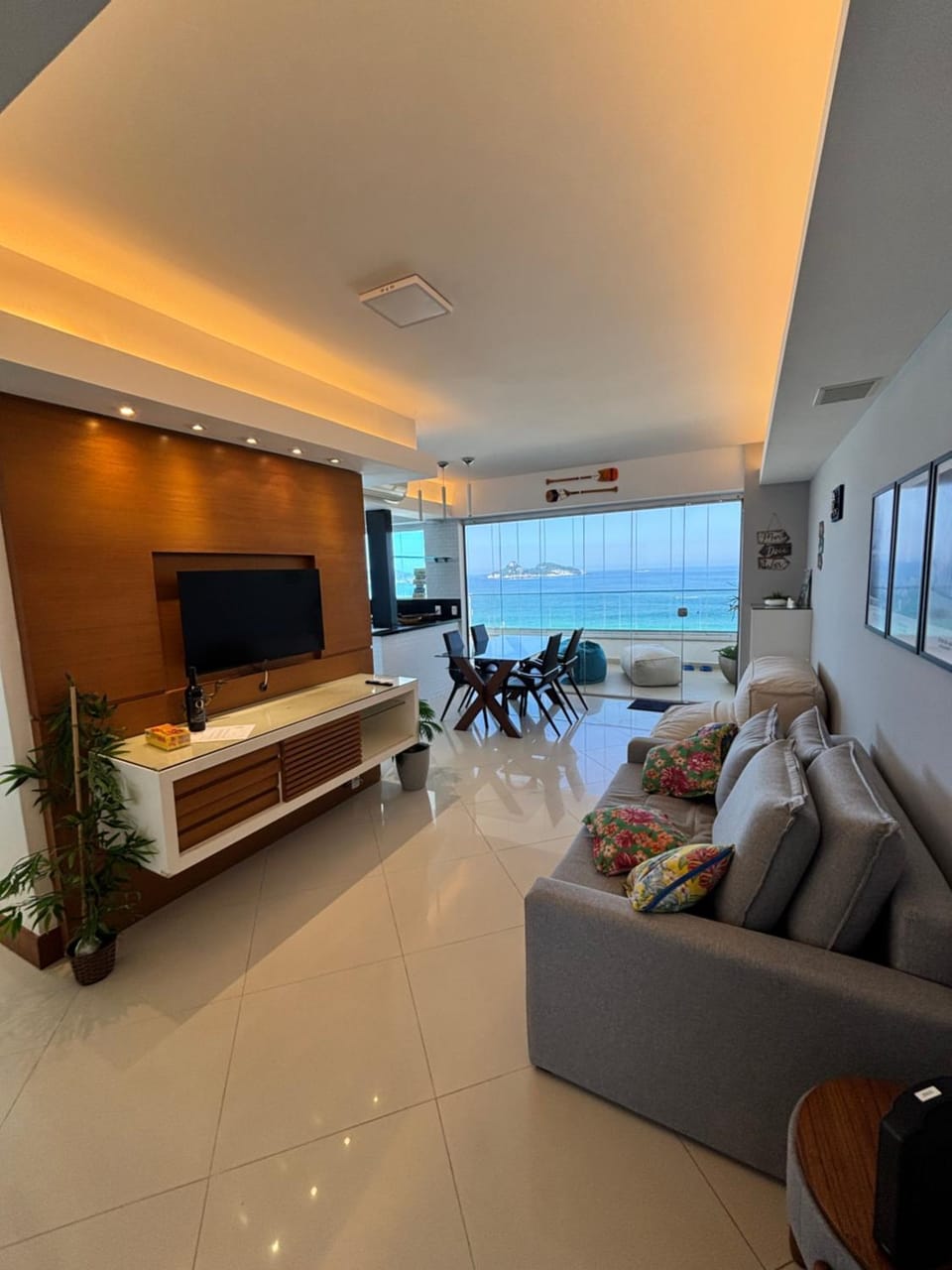 Communal lounge/ TV room, Natural landscape, TV and multimedia, Living room, Seating area, Sea view