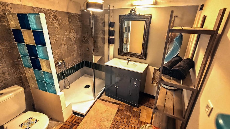 Shower, Toilet, Bathroom, towels