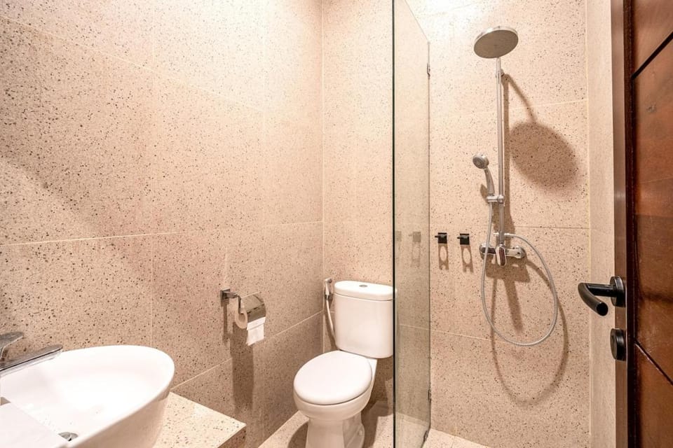 Shower, Toilet