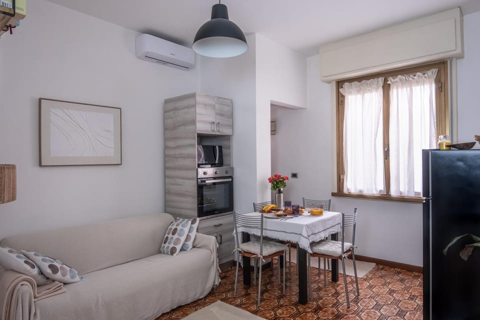 Seating area, Food, air conditioner
