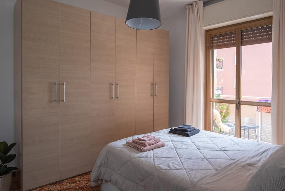Bedroom, towels, wardrobe