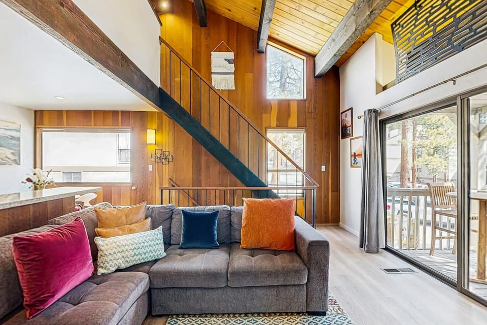 Lake Tahoe Adventure Base! Townhome w/ Pool Access House in Tahoe Vista