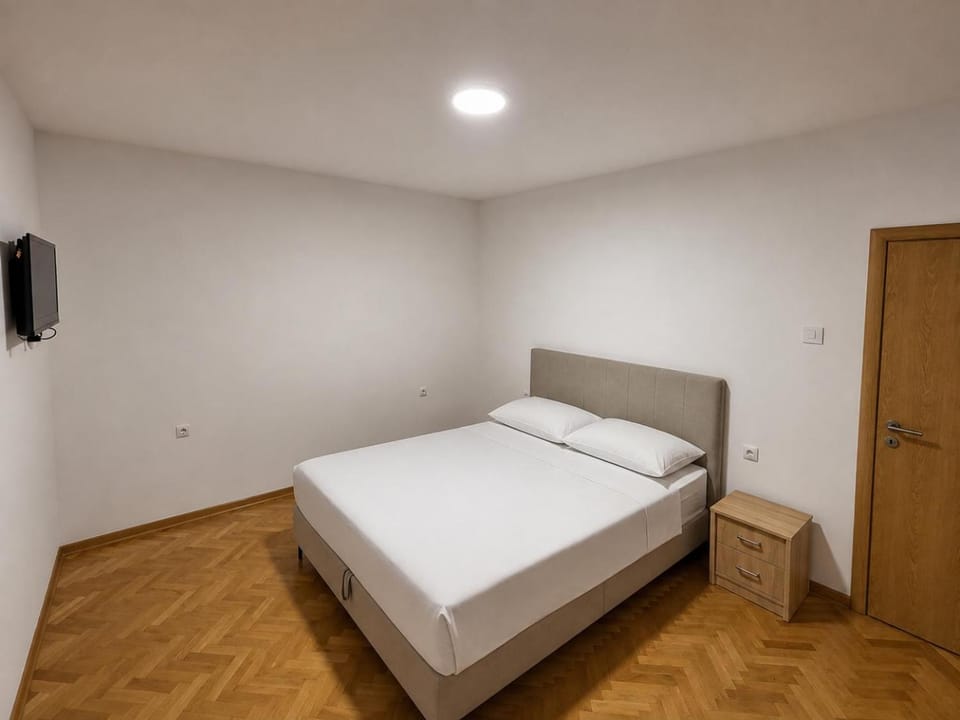 Bed, TV and multimedia, Bedroom, wardrobe