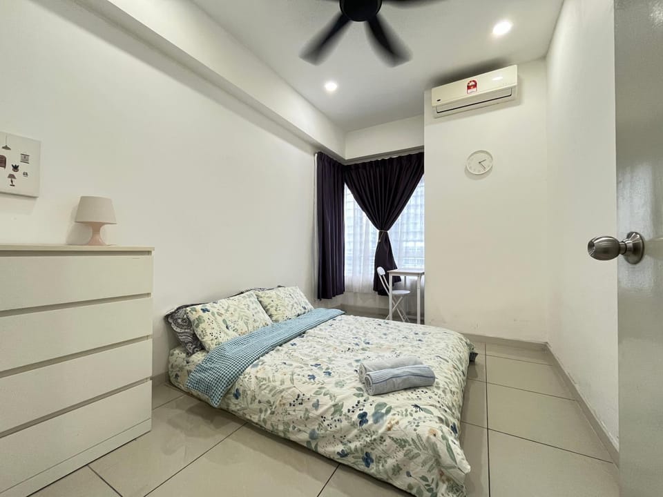 Bed, Photo of the whole room, Bedroom, towels, air conditioner