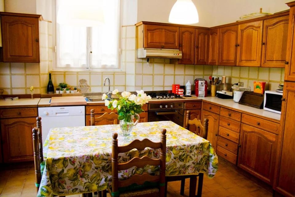 Coffee/tea facilities, Kitchen or kitchenette, Dining area, dishwasher, minibar, oven, pet friendly, stove, toaster