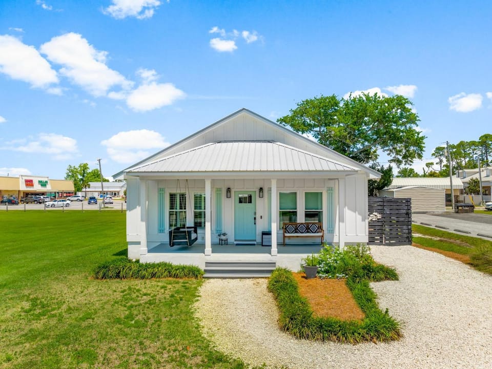 Property building, Patio, Facade/entrance, Day, Neighbourhood, Natural landscape, Seating area