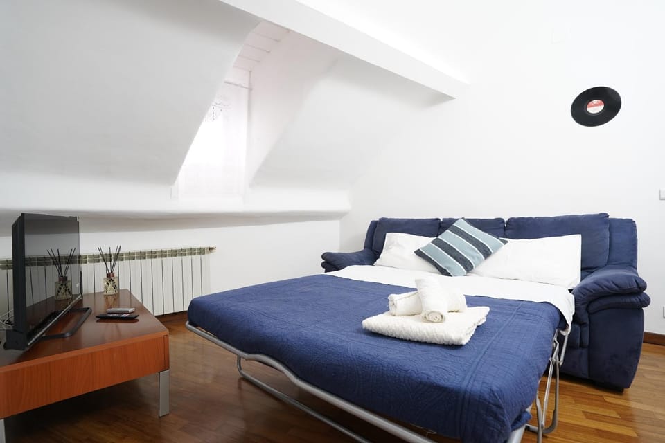 Bed, Living room, towels