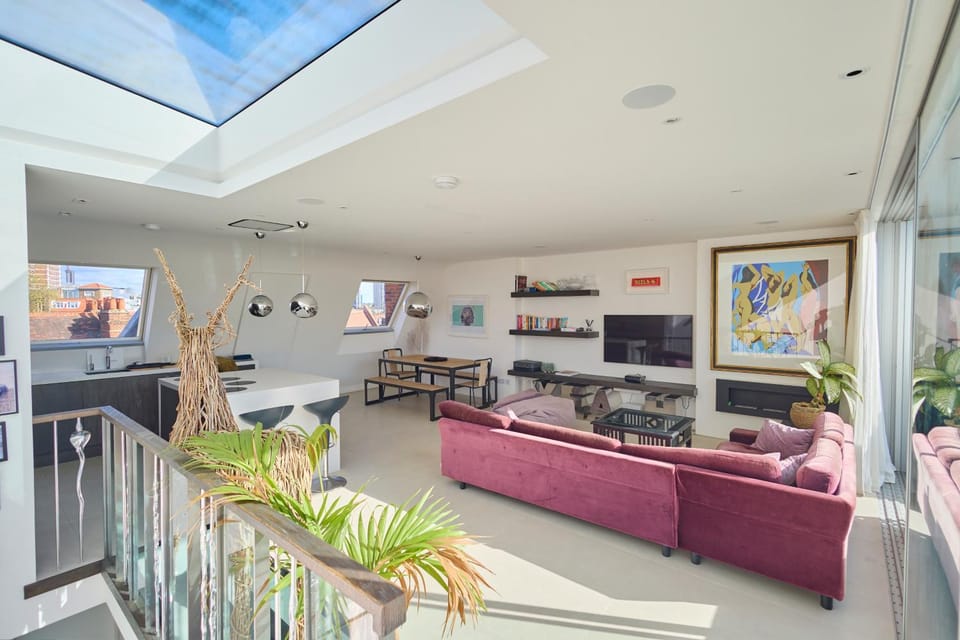 Modern Central London Penthouse with Balcony & Views Apartment in London