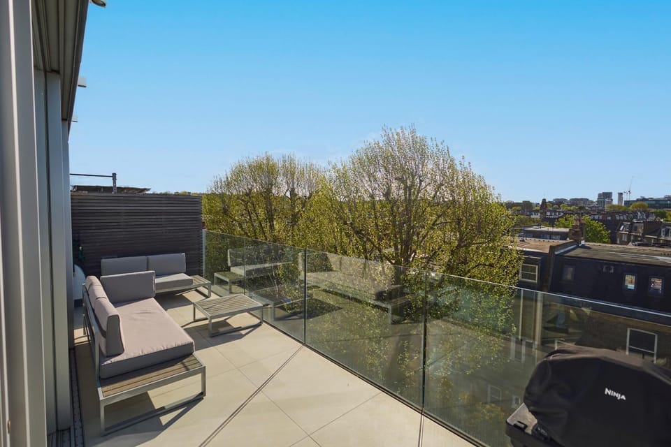 Modern Central London Penthouse with Balcony & Views Apartment in London