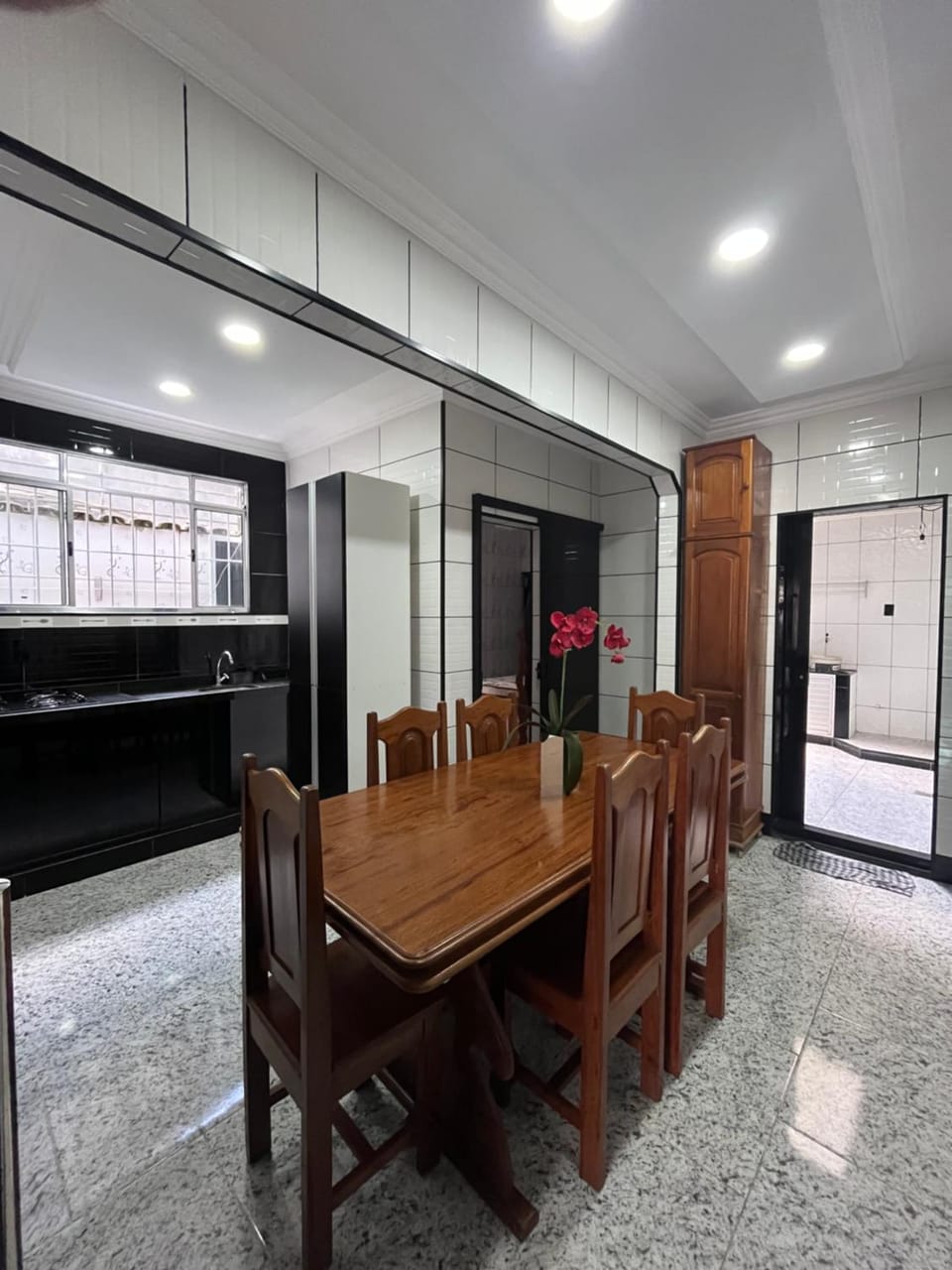 Kitchen or kitchenette, Dining area