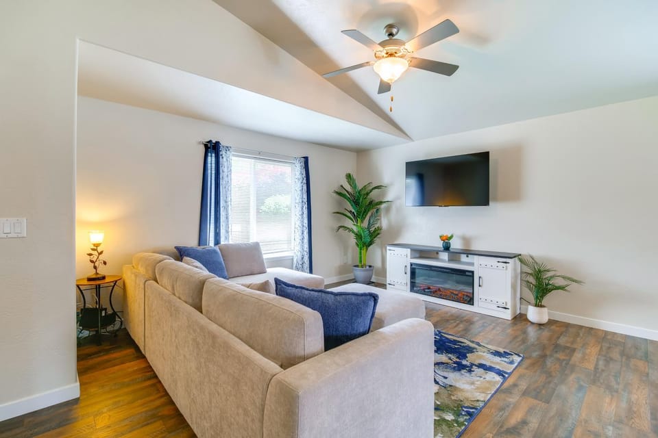 3 Mi to Riverside Park Grants Pass Getaway! House in Grants Pass