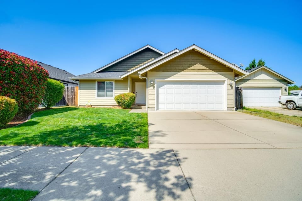 3 Mi to Riverside Park Grants Pass Getaway! House in Grants Pass