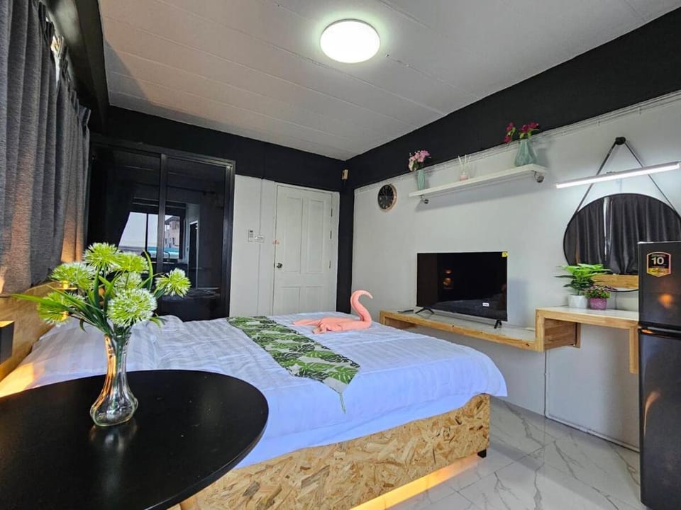 Bed, TV and multimedia, Photo of the whole room, Bedroom