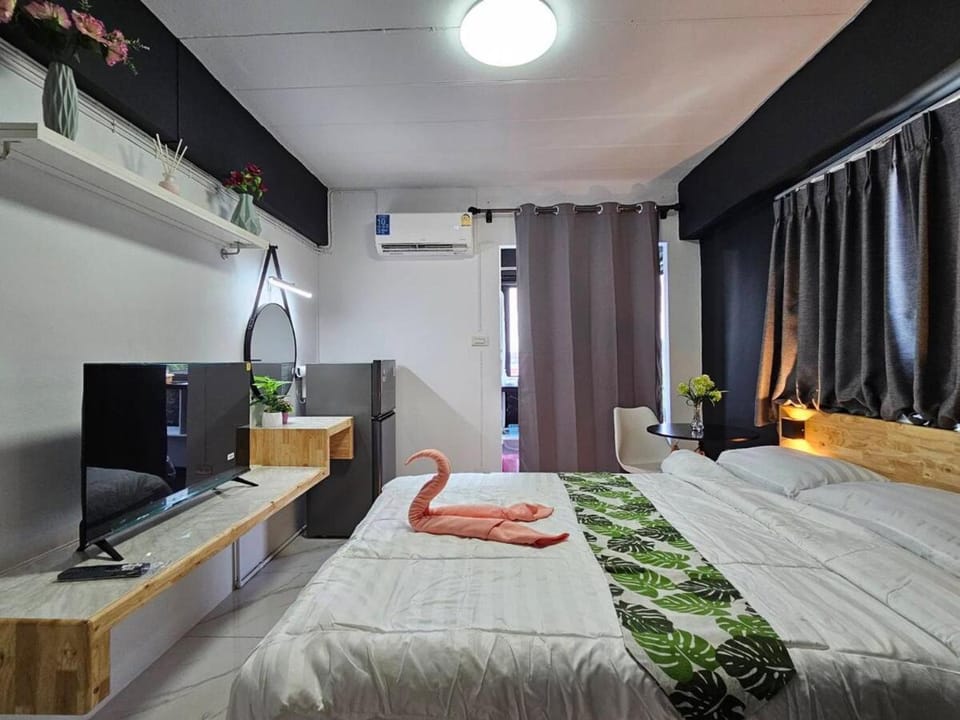 Bed, TV and multimedia, Photo of the whole room, Bedroom, towels, air conditioner
