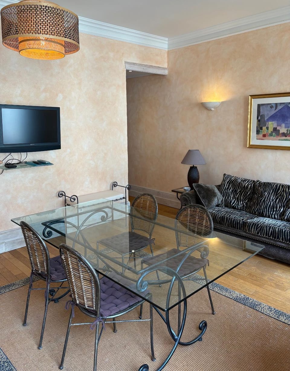 TV and multimedia, Seating area, Dining area