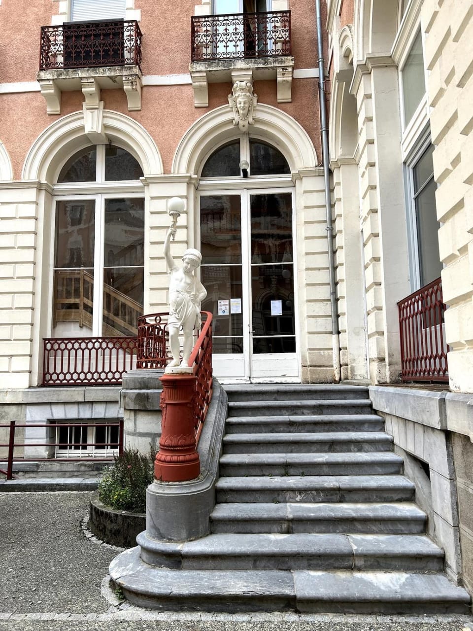 Facade/entrance