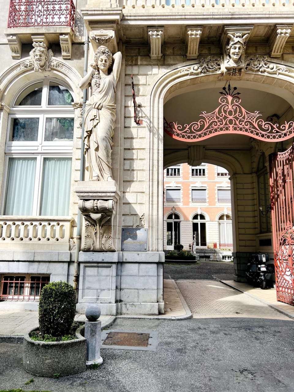 Facade/entrance