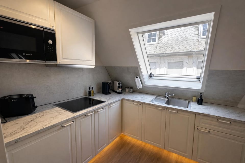 Coffee/tea facilities, Kitchen or kitchenette, stove