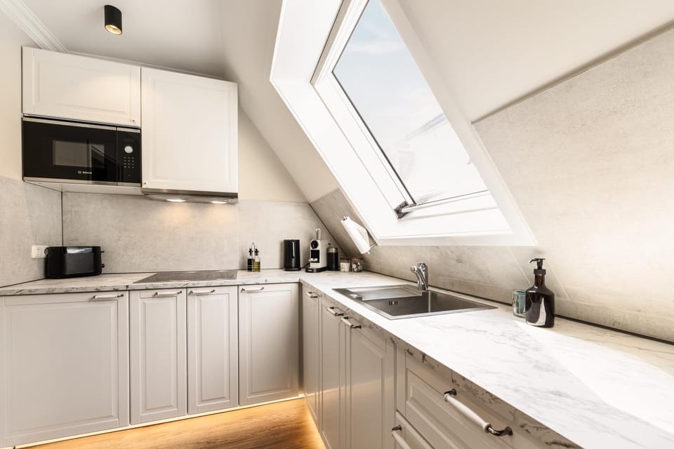 Coffee/tea facilities, Kitchen or kitchenette, stove, toaster