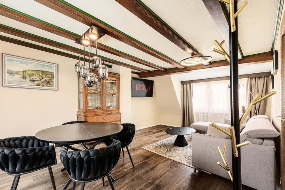 TV and multimedia, Living room, Seating area, Dining area