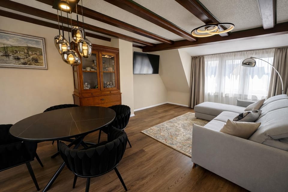 Communal lounge/ TV room, Bed, TV and multimedia, Living room, Photo of the whole room, Seating area