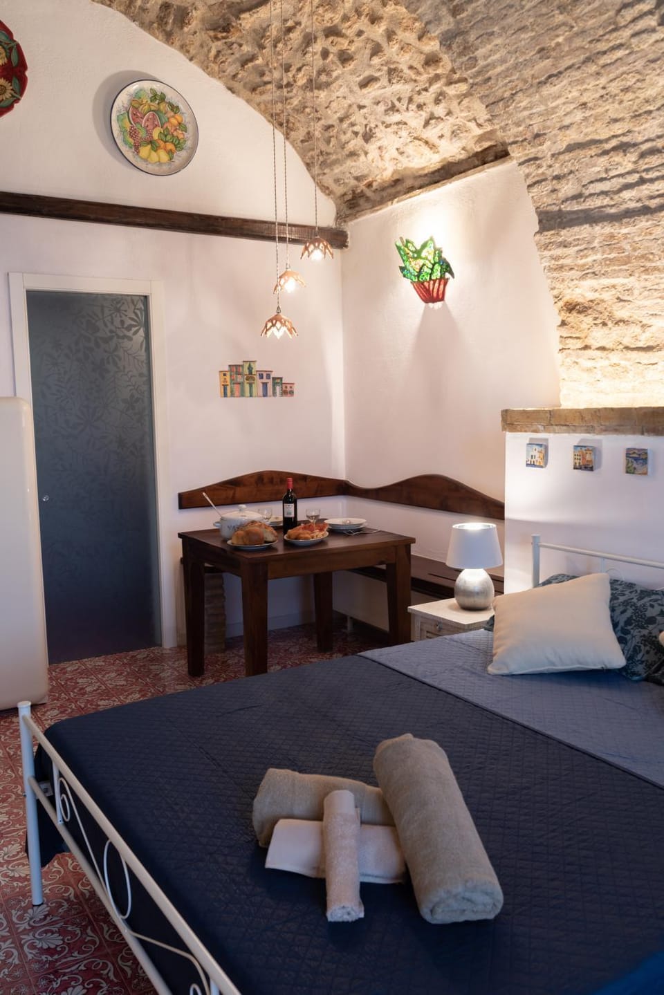 Bed, Kitchen or kitchenette, Meals
