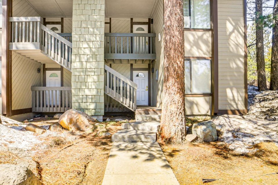 Walk to Shops & Eats: Mammoth Lakes Condo w/ Pool House in Mammoth Lakes