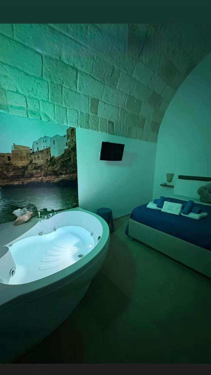 Bed, Hot Tub, Bedroom, Bath, towels