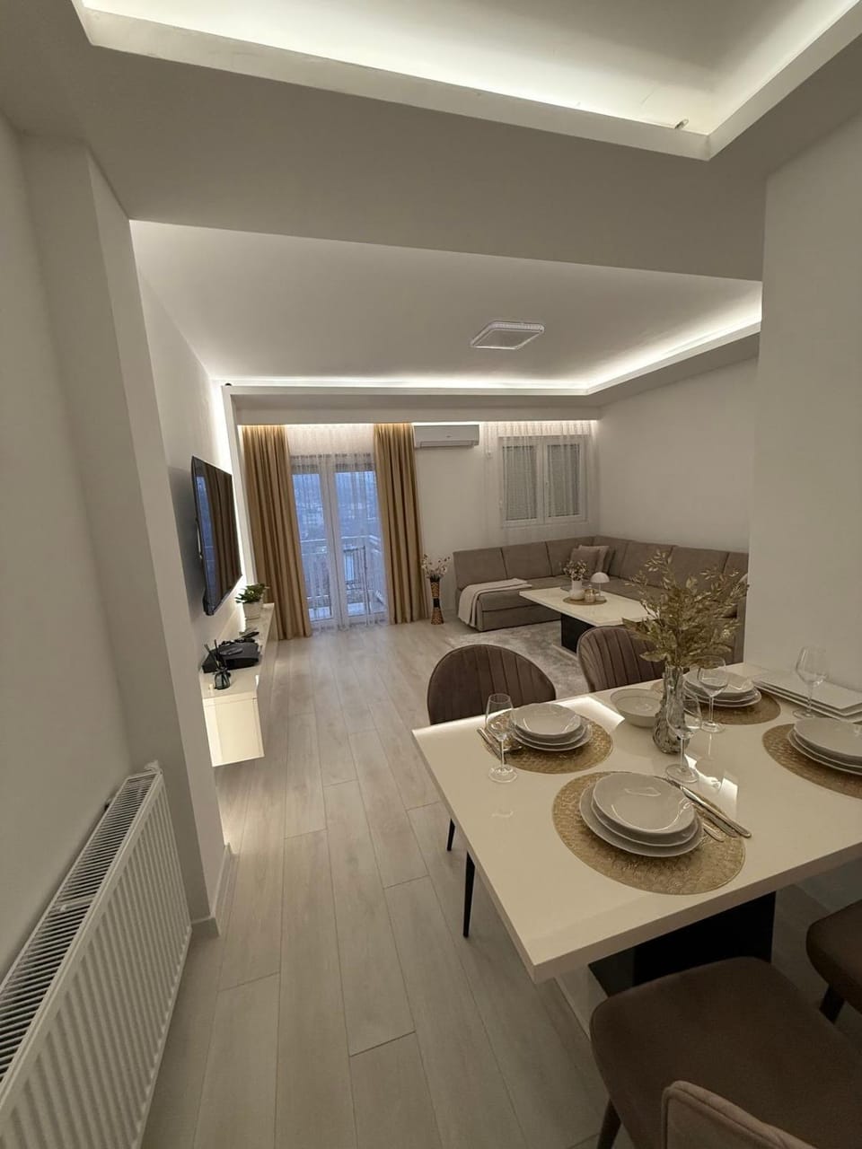 Living room, Seating area, Dining area, internet