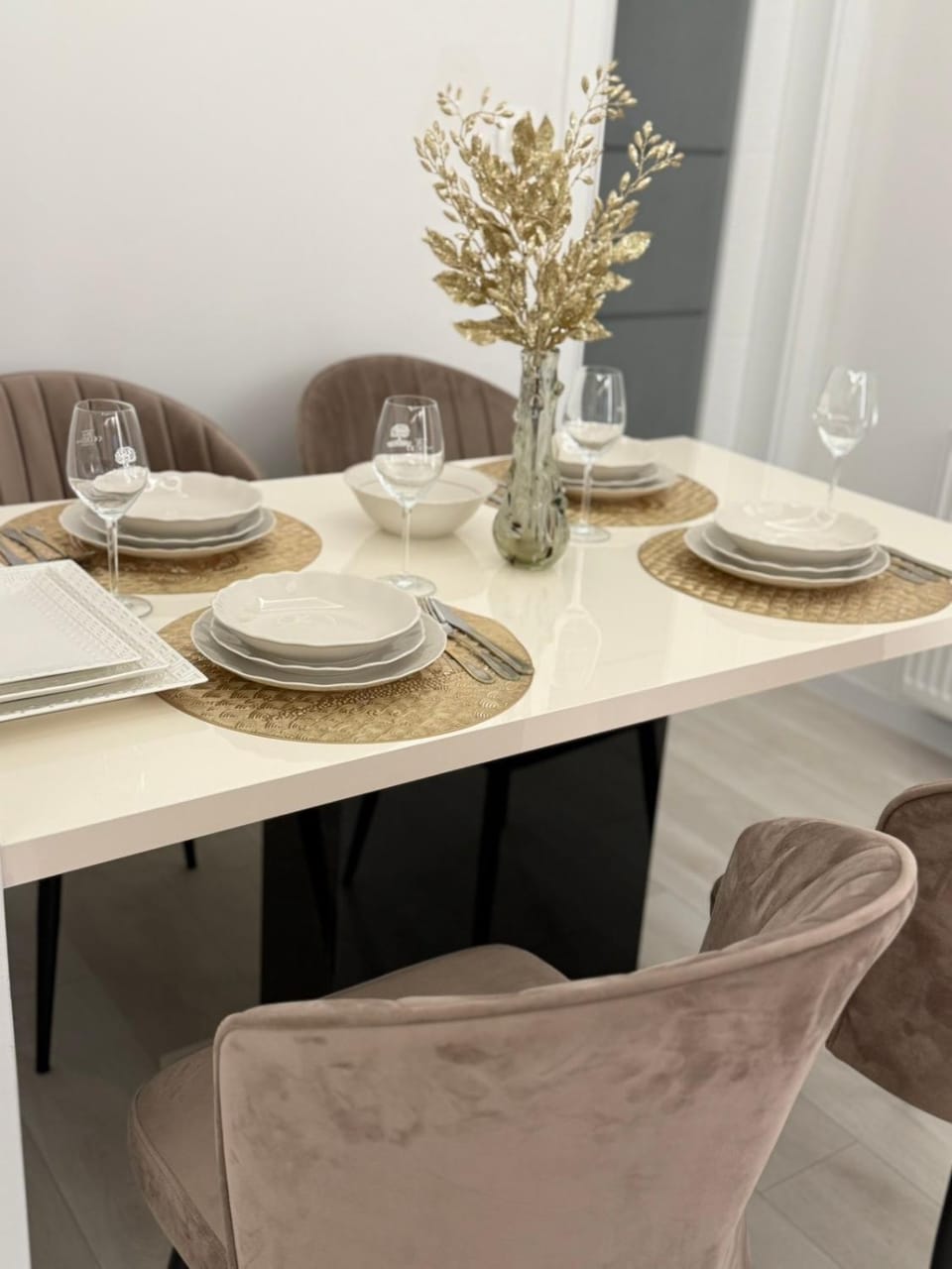Seating area, Dining area