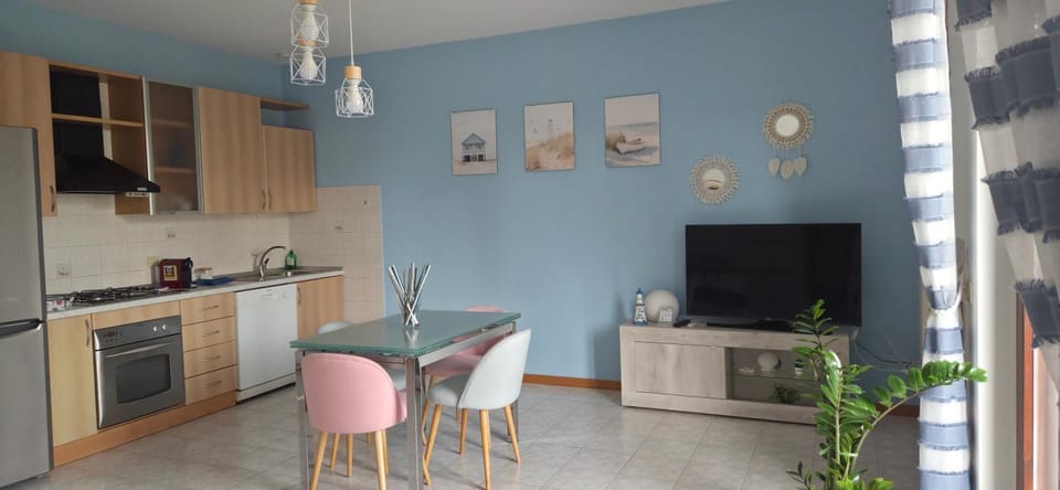 Communal lounge/ TV room, TV and multimedia, Kitchen or kitchenette, Living room, Seating area, Dining area, Evening entertainment, oven, stove