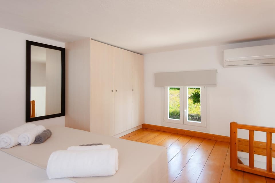 Bed, Photo of the whole room, Bedroom, towels, wardrobe, air conditioner