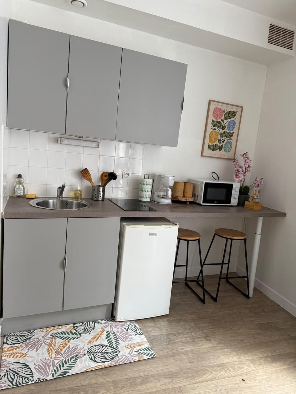 Coffee/tea facilities, Kitchen or kitchenette, Dining area, stove, toaster