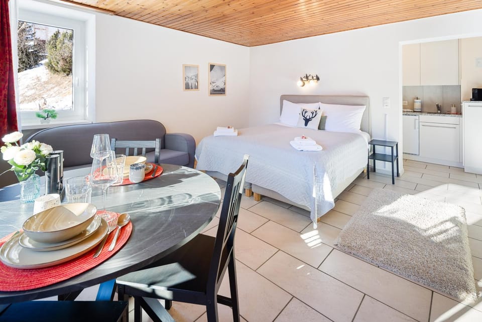 Bed, Living room, Photo of the whole room, Dining area, Bedroom, towels