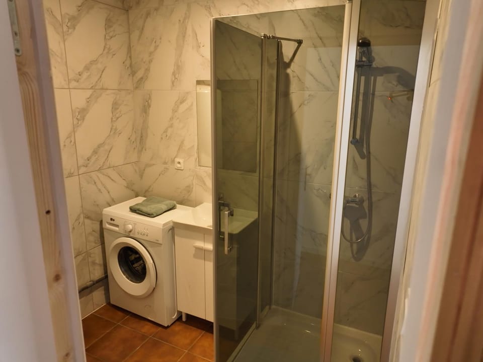 Shower, Bathroom, towels, washing machine