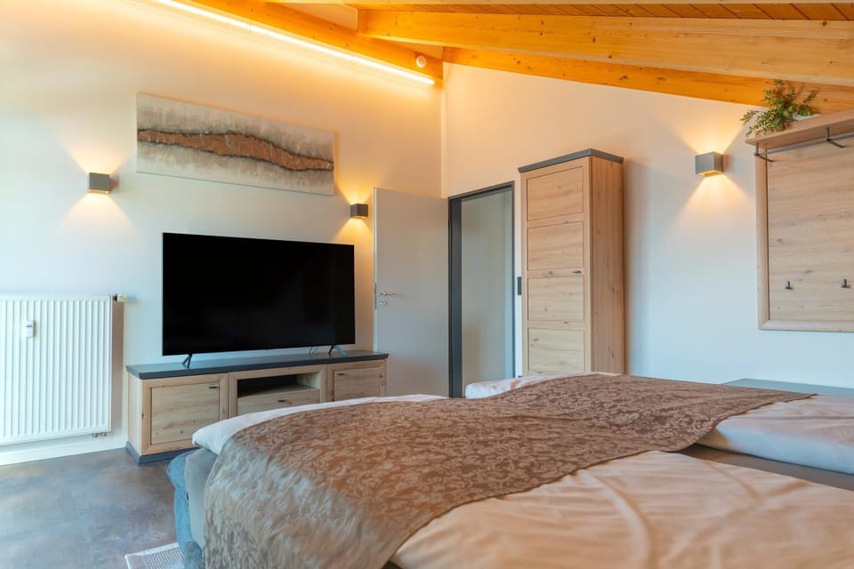 Bed, TV and multimedia, Photo of the whole room, Evening entertainment, Bedroom, wardrobe