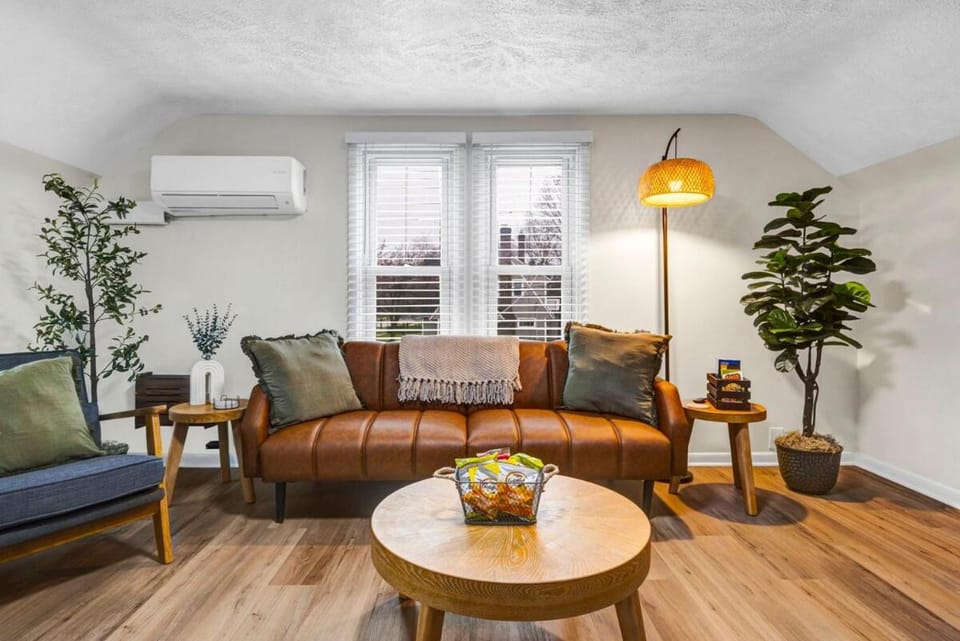 New Renovated 1BR with King Modern Comfort House in Middleburg Heights