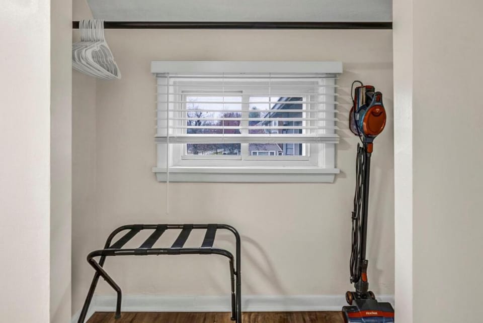 New Renovated 1BR with King Modern Comfort House in Middleburg Heights