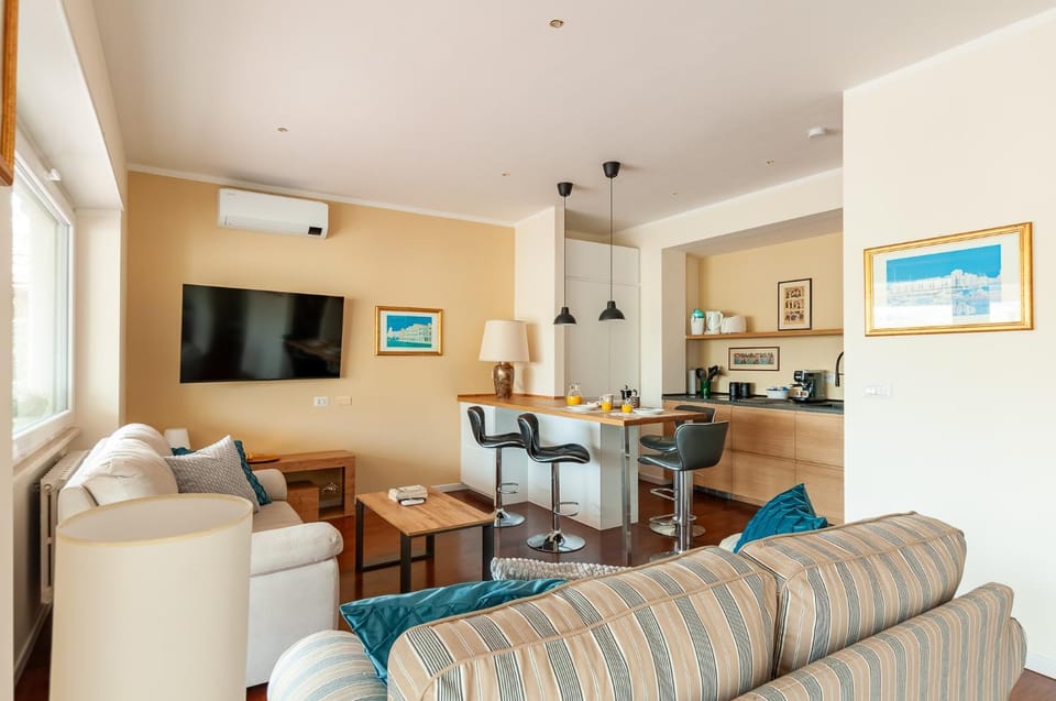 TV and multimedia, Kitchen or kitchenette, Living room, Seating area, Dining area