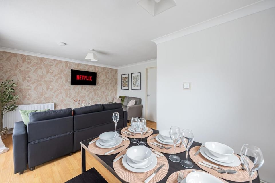 TV and multimedia, Living room, Seating area, Dining area