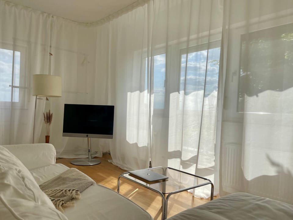 Luxuriöse, 3 - Schlafzimmer Ferienwohnung mit Tiefgarage & Balkon Apartment in Wiesbaden