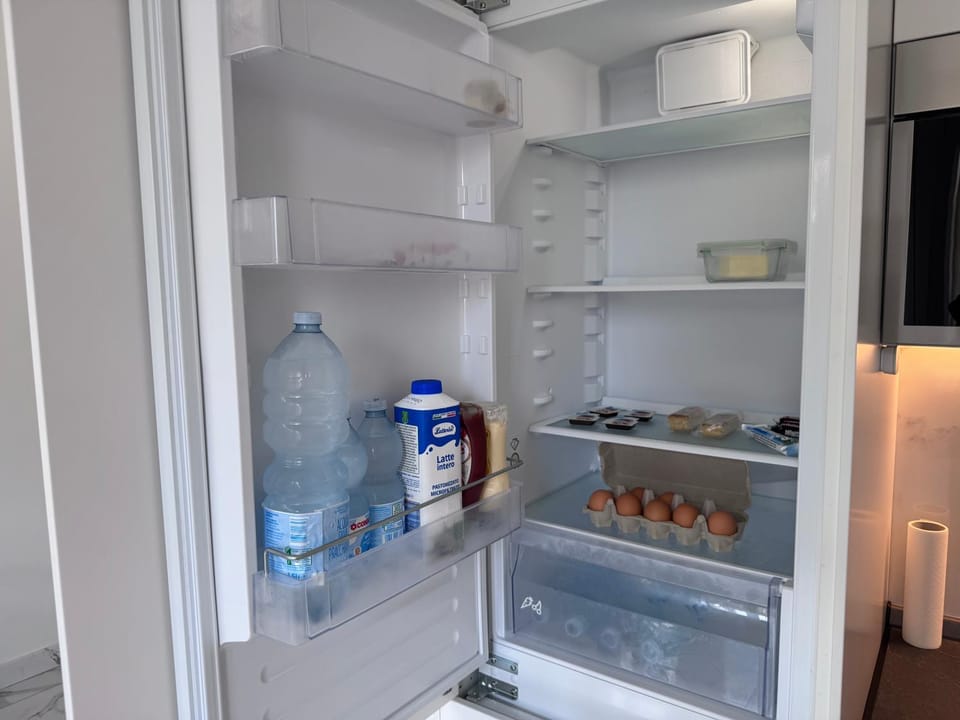 Kitchen or kitchenette, Food and drinks, Food, Breakfast, Continental breakfast, minibar