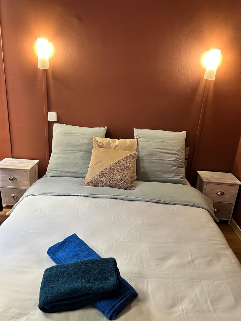 Bed, Bedroom, towels