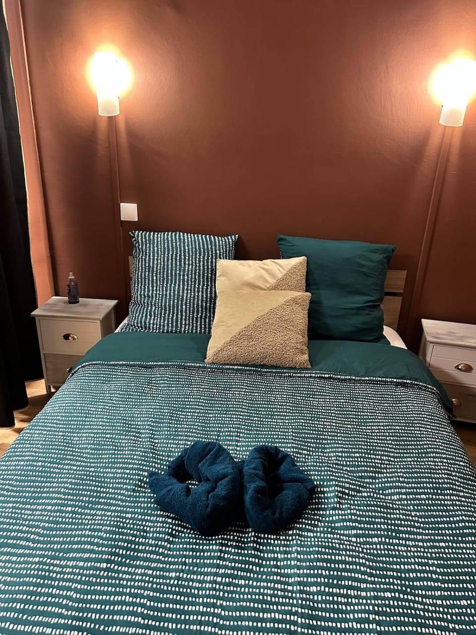 Bed, Bedroom, towels