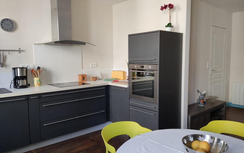 Kitchen or kitchenette, Dining area, toaster